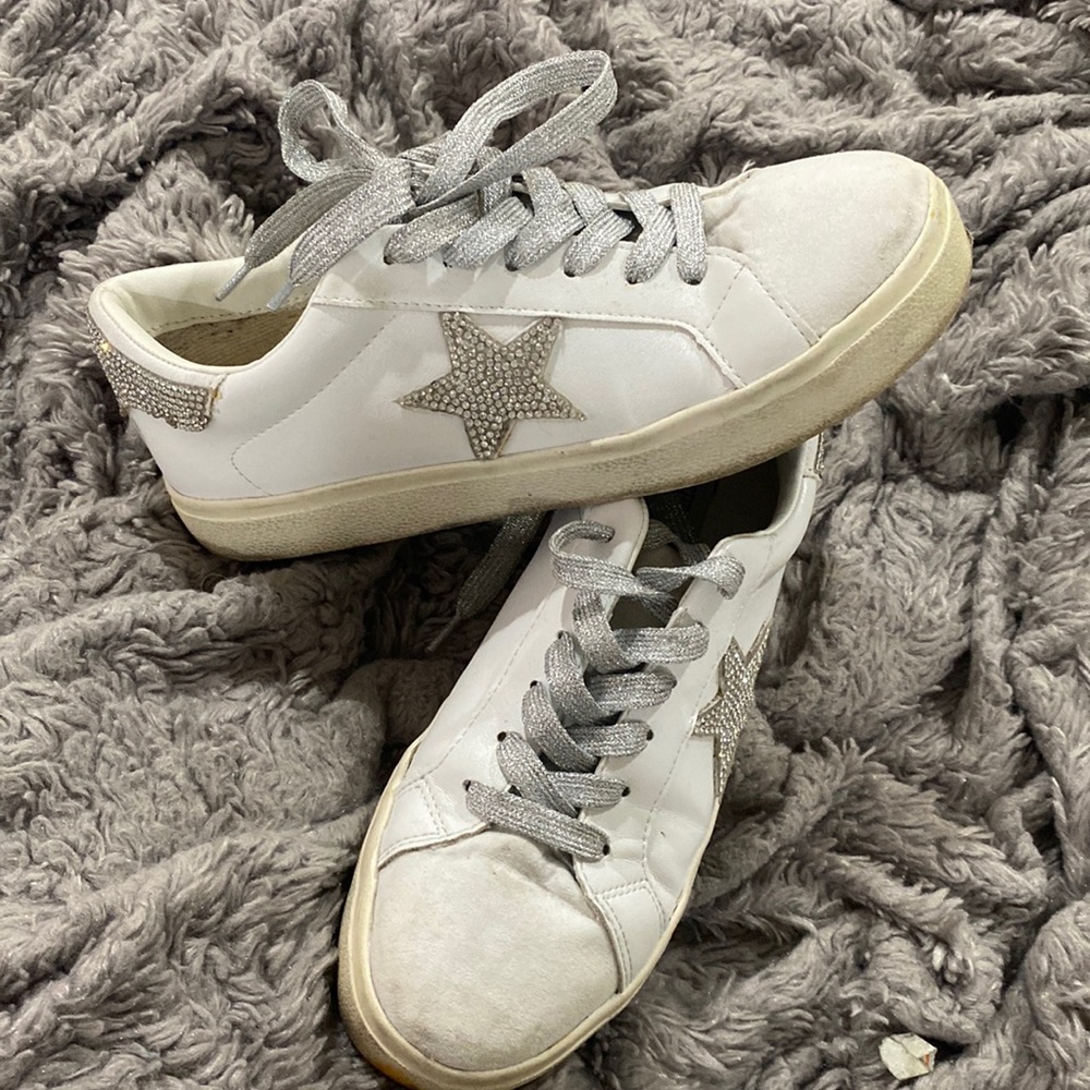 Steve Madden size 6 woman’s Star crystal sneakers!